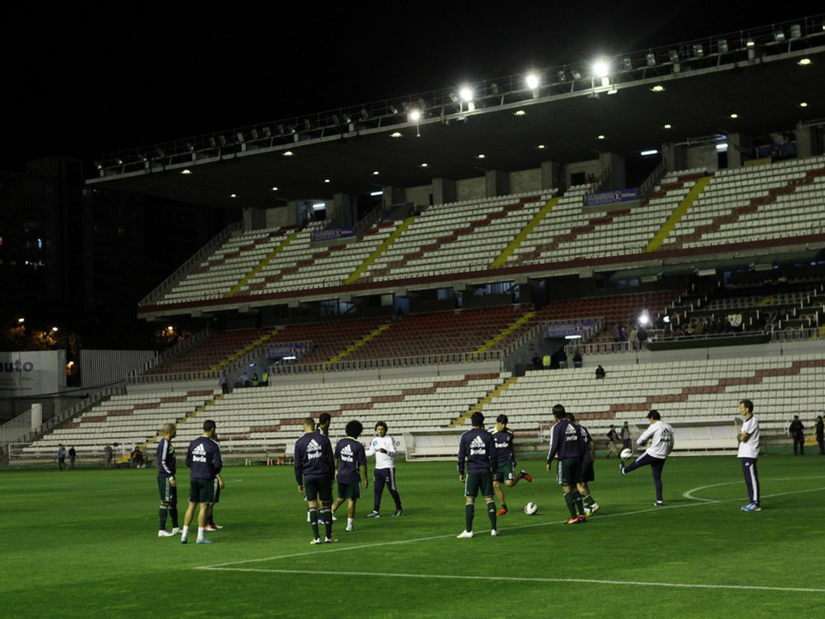 Futbalisti Realu Madrid počas rozcvičky na štadióne Vallecana