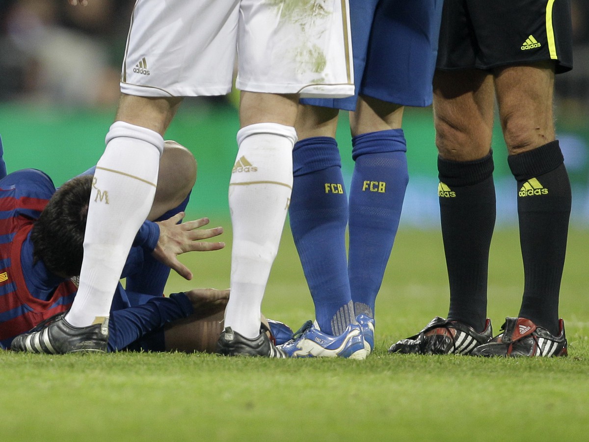 Messi si drží ruku po faule Pepeho