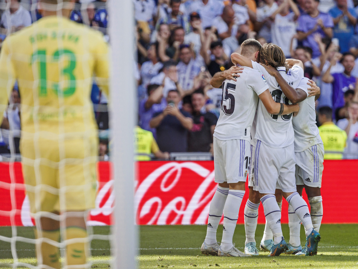 Futbalisti Realu Madrid oslavujú gól