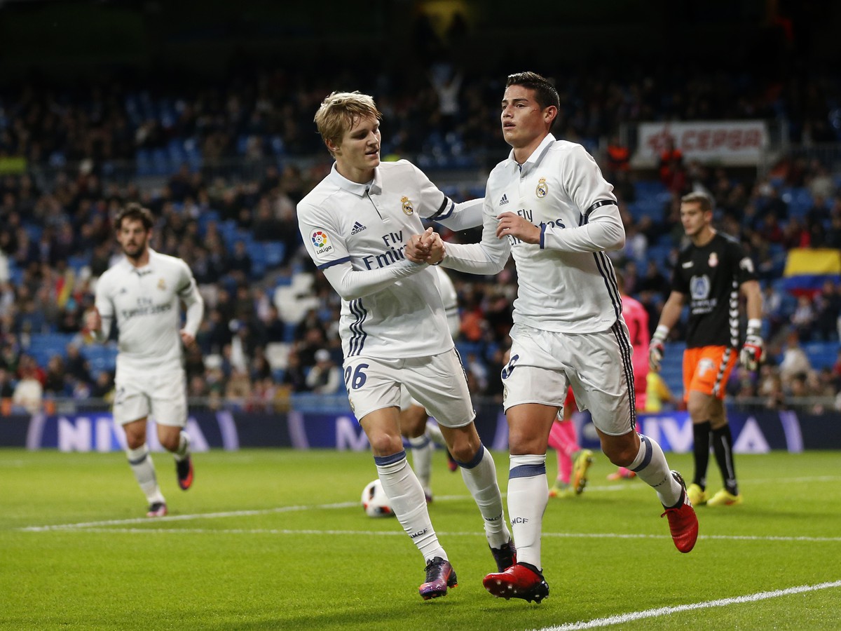 James a Martin Ödegaard oslavujú gól Realu