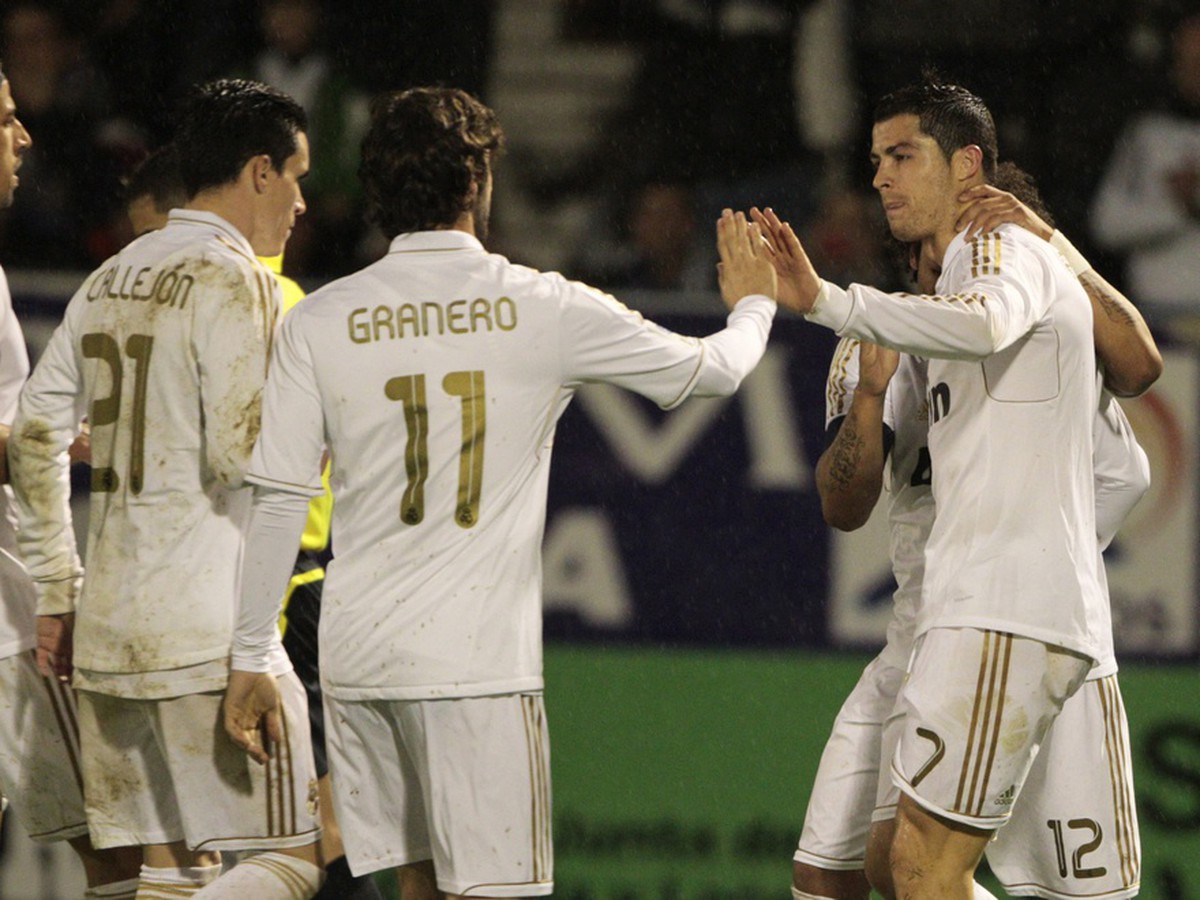 Radosť hráčov Realu Madrid po gólovom zásahu Cristiana Ronalda (7) v zápase Copa del Rey na pôde treťoligového tímu Ponferradina (13.12.2011)