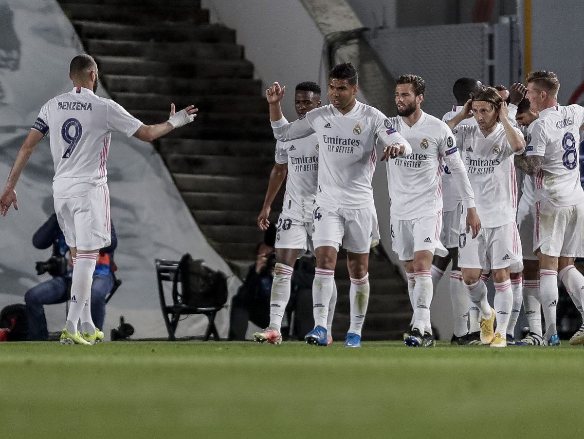 Hráči Realu Madrid oslavujú druhý gól Marca Asensia v zápase štvrťfinále Ligy majstrov