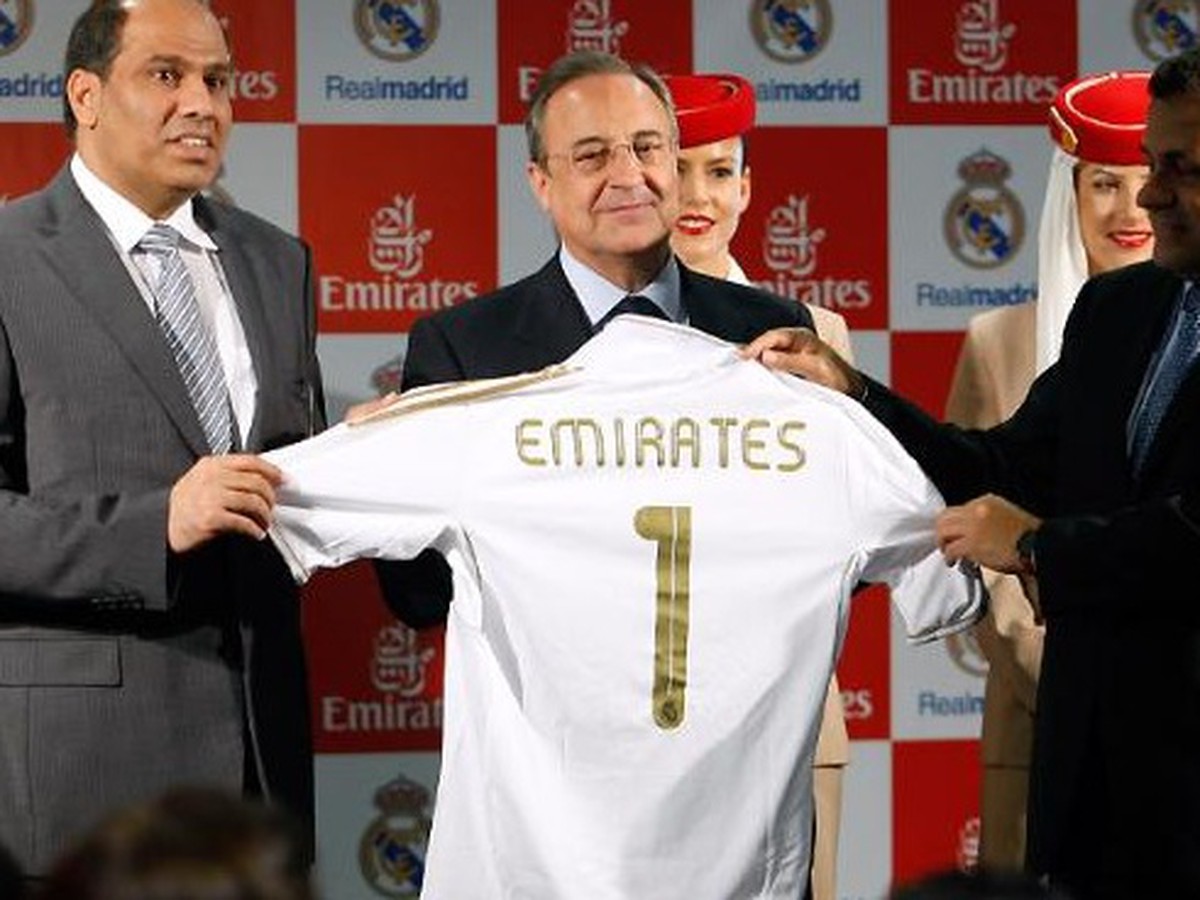 Florentino Pérez drží dres s novým sponzorom
