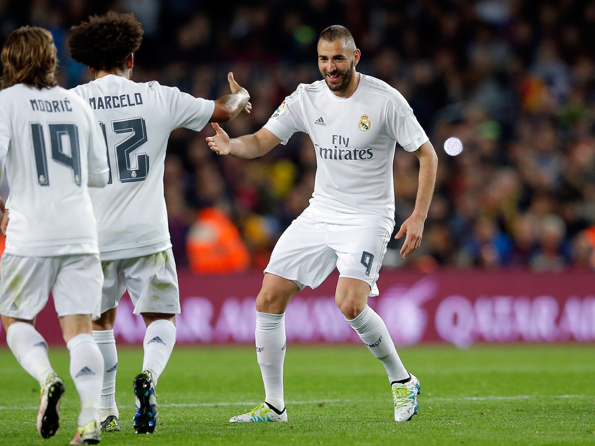 Karim Benzema oslavuje gól spolu so spoluhráčmi