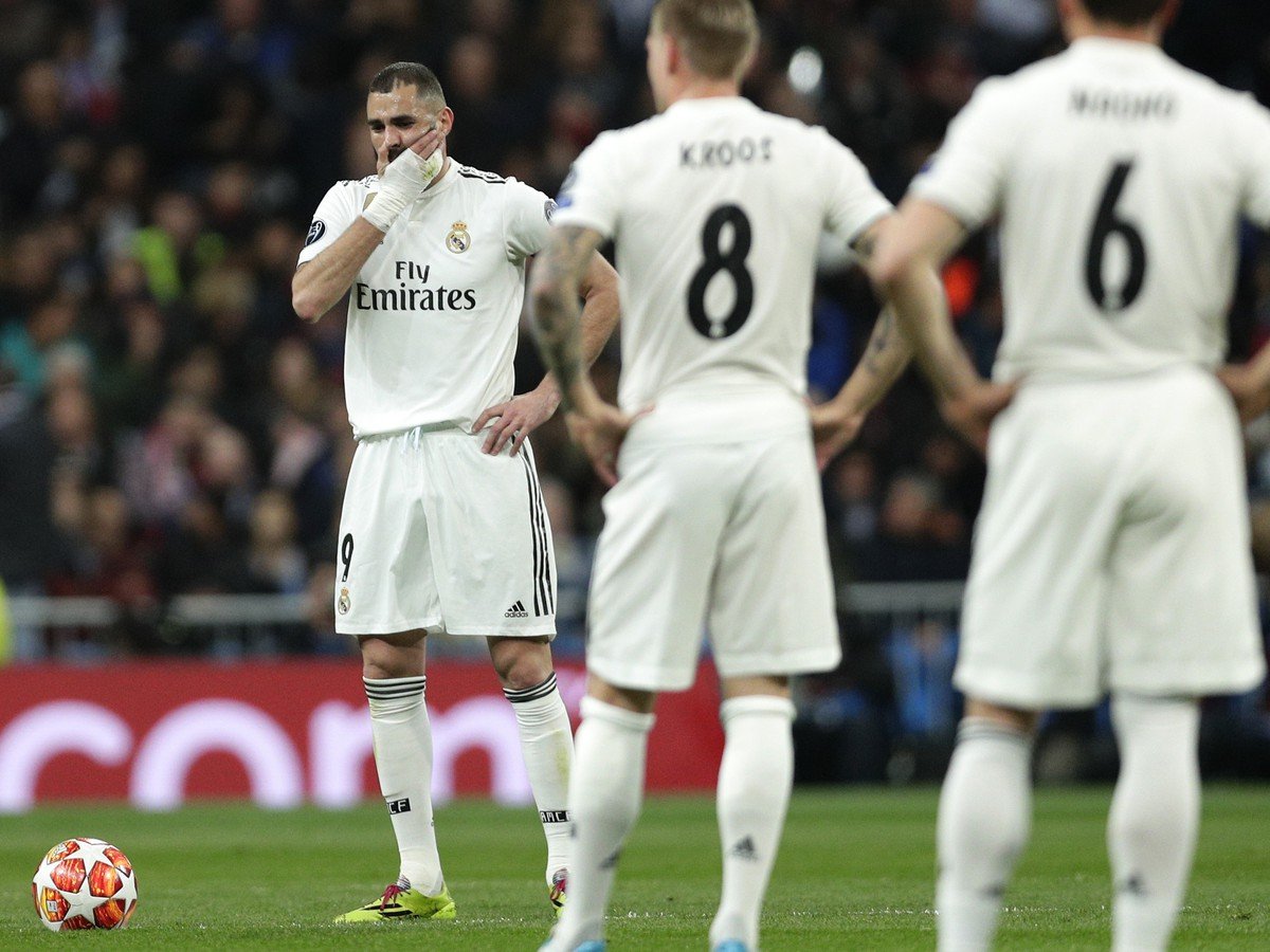utbalista Realu Madrid Karim Benzema čaká na stredovej čiare po inkasovaní gólu
