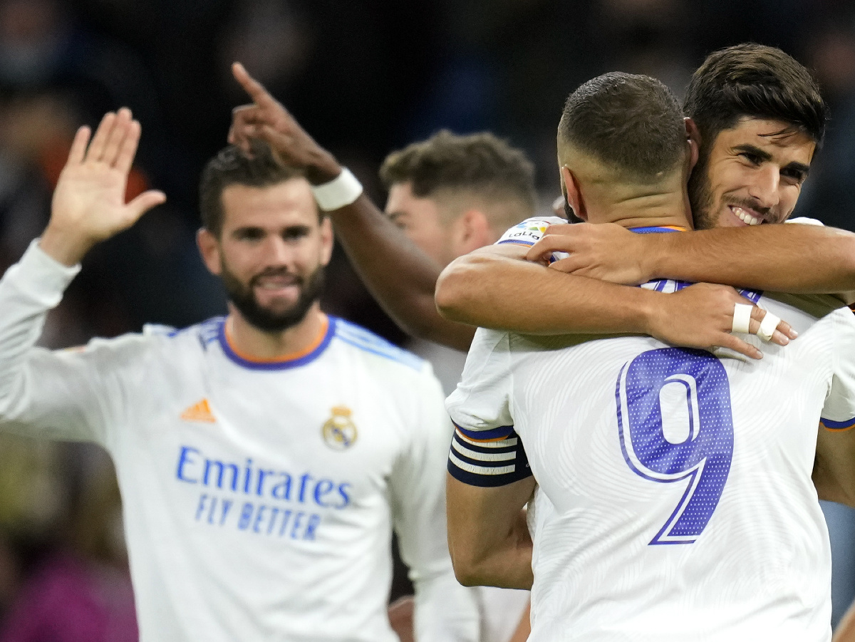 Karim Benzema a Marco Asensio oslavujú gól 