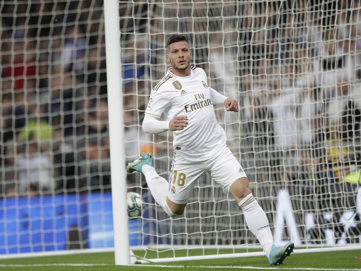 Hráč Realu Luka Jovič oslavuje gól v drese Realu Madrid