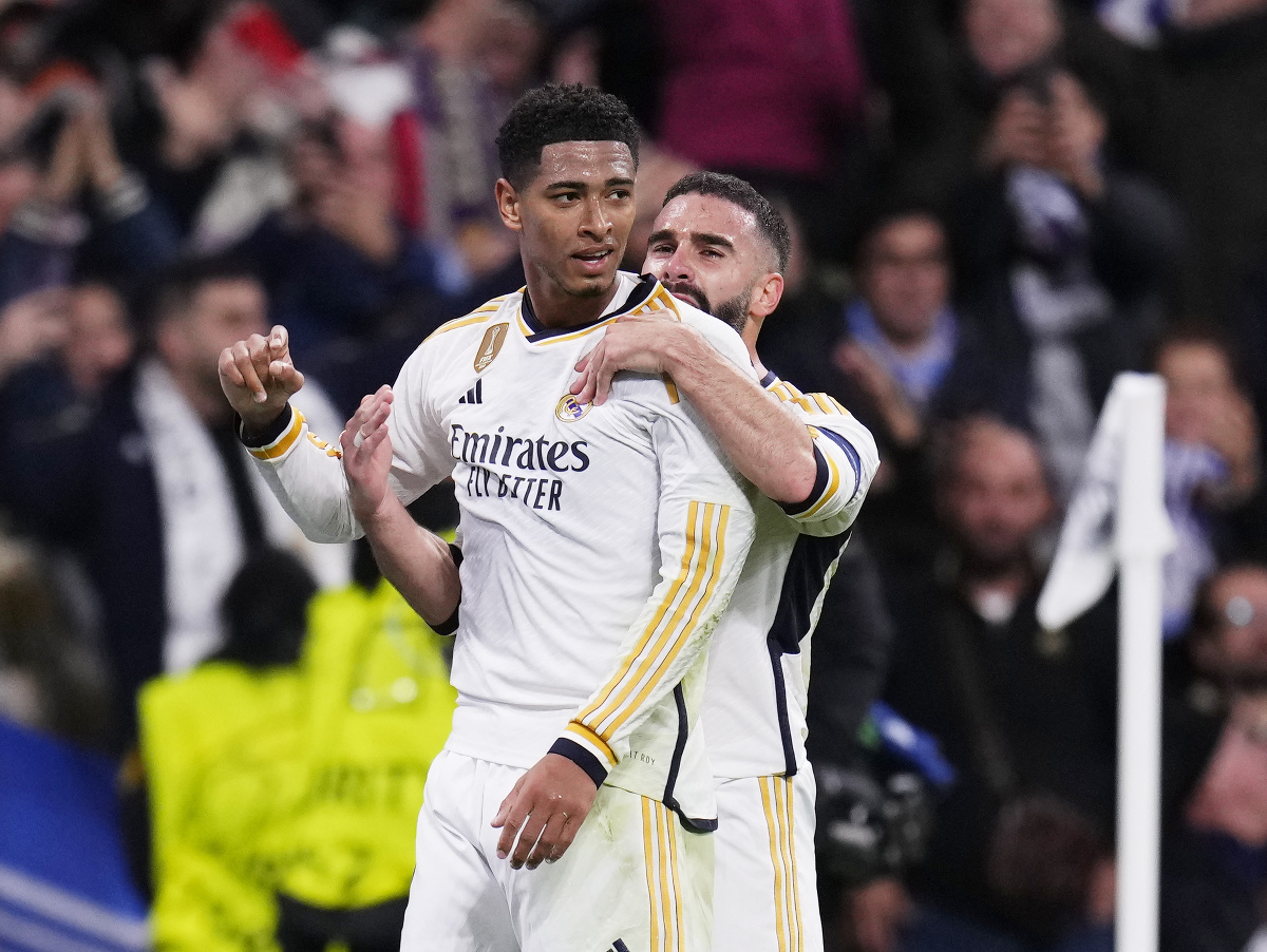 Jude Bellingham a Dani Carvajal oslavuje gól Realu Madrid