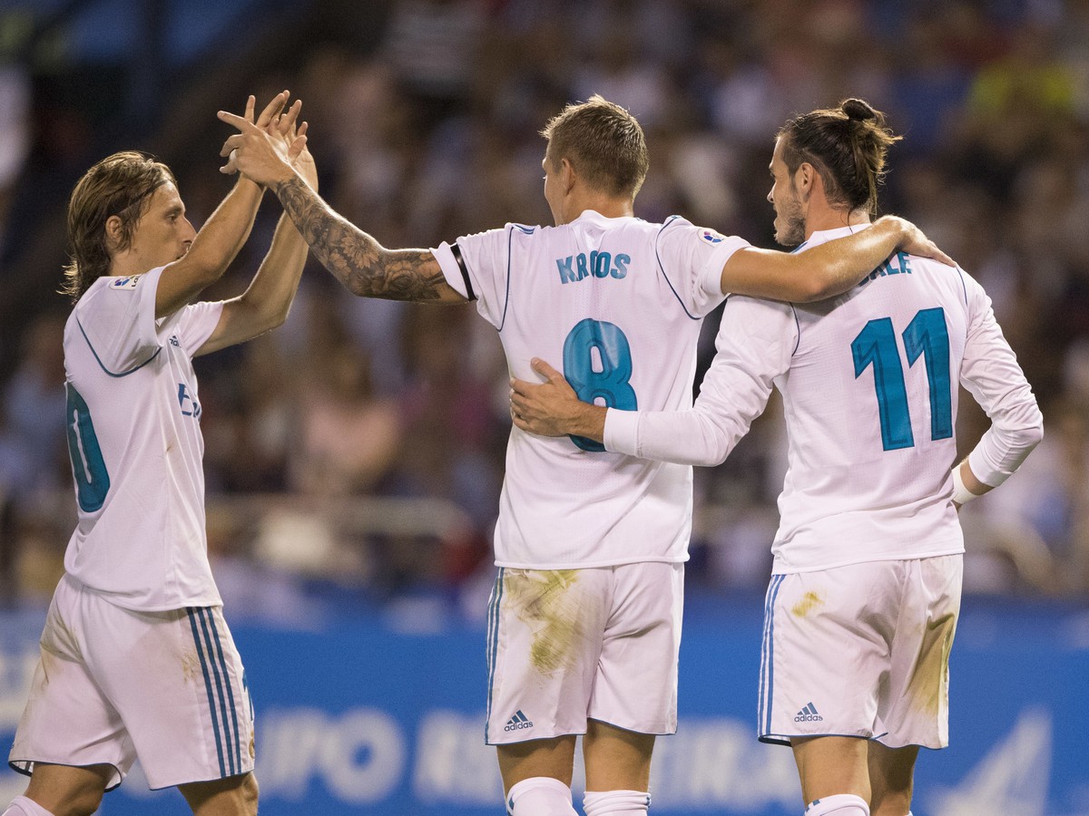 Luka Modrič, Toni Kroos a Gareth Bale sa radujú z gólu