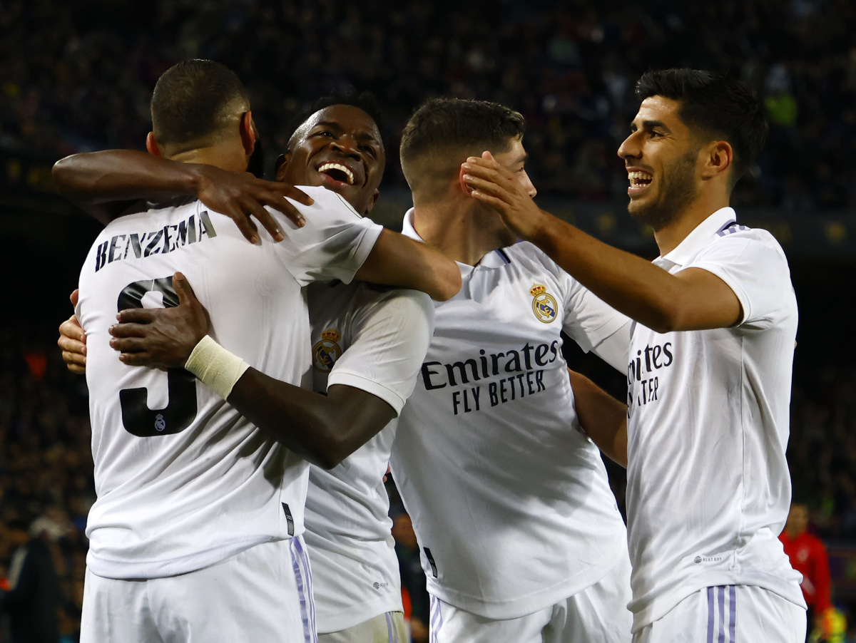 Futbalisti Realu oslavujú gól do siete Barcelony