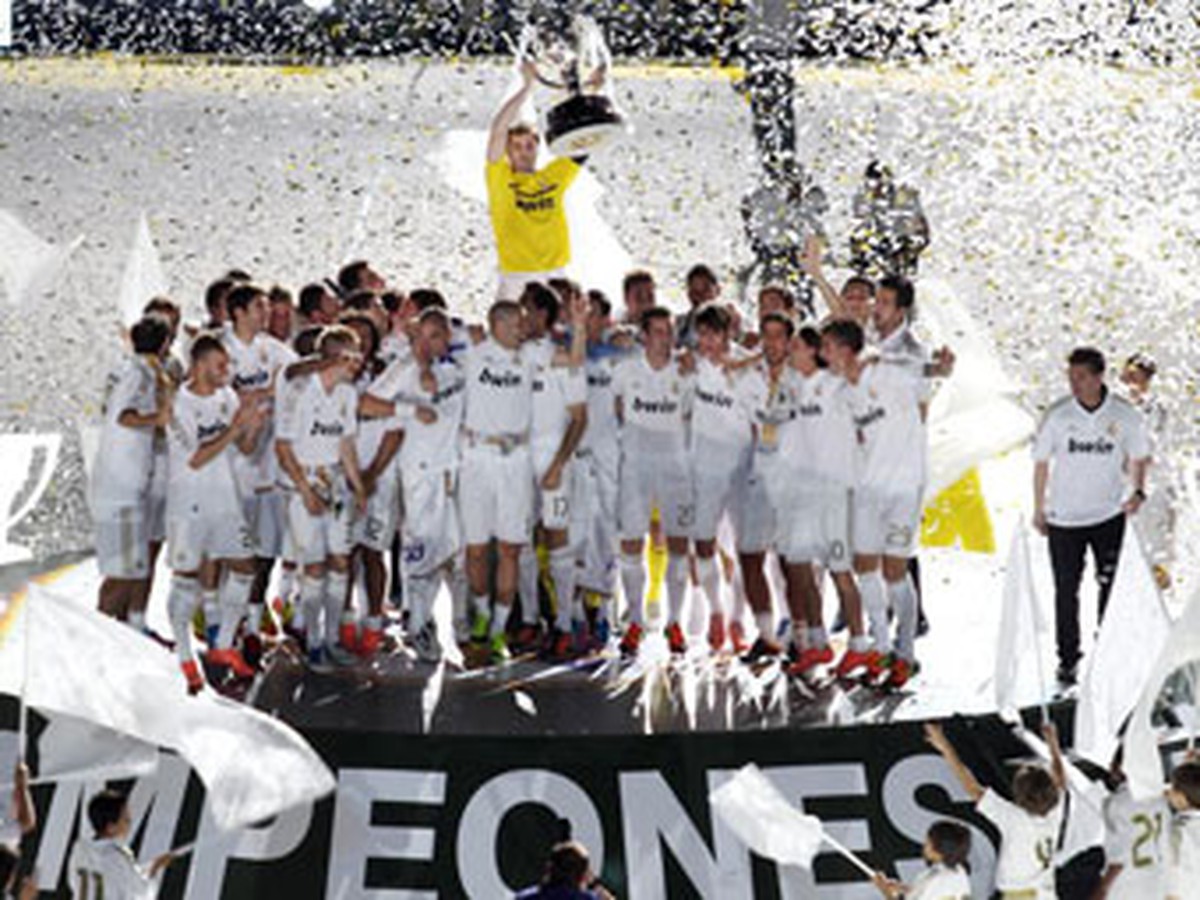 Hráči Realu Madrid sa tešia z majstrovskej trofeje