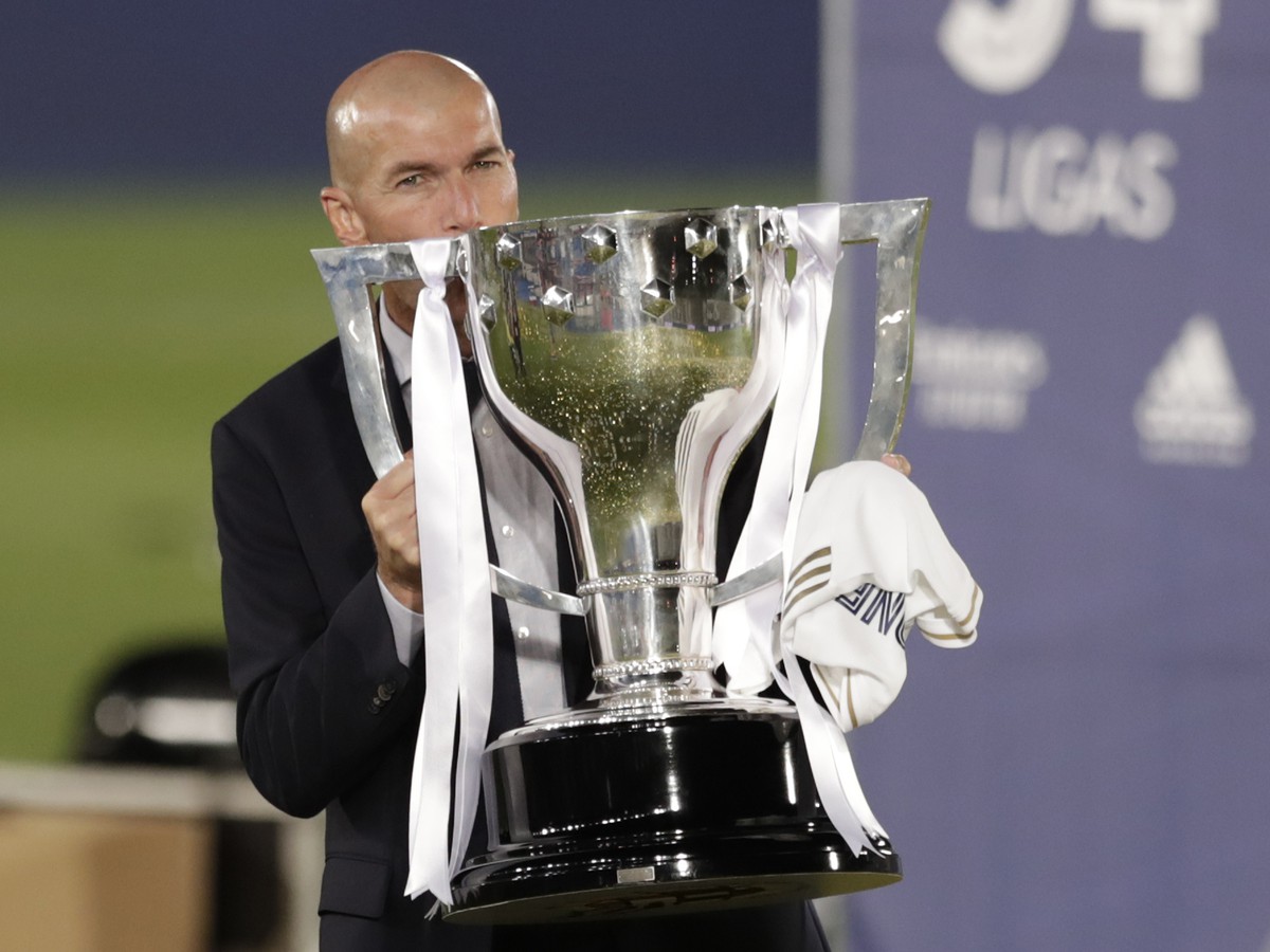 Zinedine Zidane s trofejou šampióna La Ligy