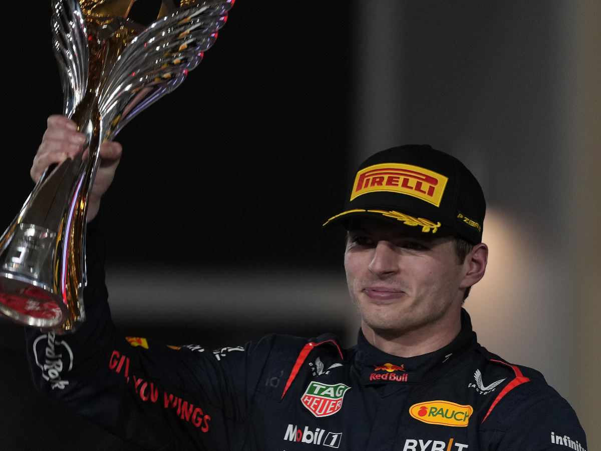 Max Verstappen z Red Bullu zvíťazil na Veľkej cene Abú Zabí, posledných pretekoch sezóny MS F1