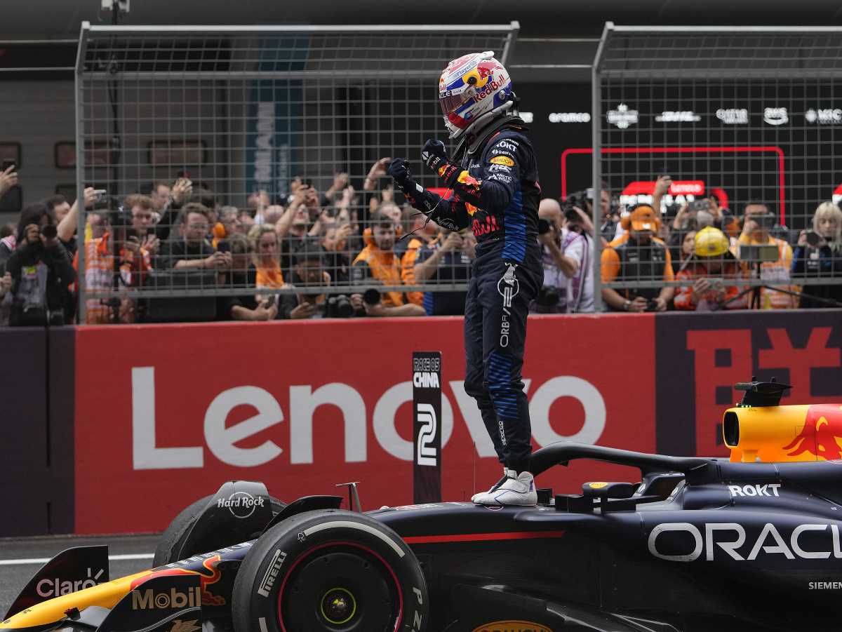 Holandský motoristický pretekár Max Verstappen na Red Bulle vyhral nedeľnú Veľkú cenu Číny seriálu formuly 1