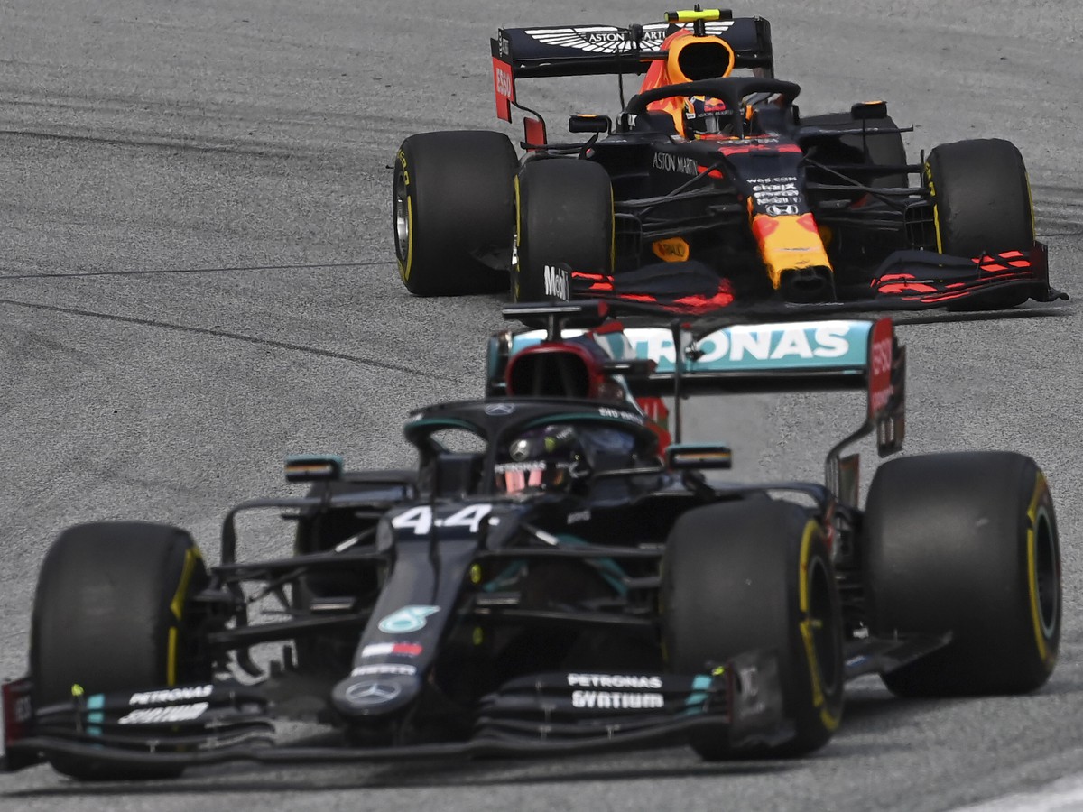 Na snímke v popredí britský pilot formuly 1 a obhajca titulu majstra sveta Lewis Hamilton na Mercedese  a za ním Alexander Albon na Red Bulle