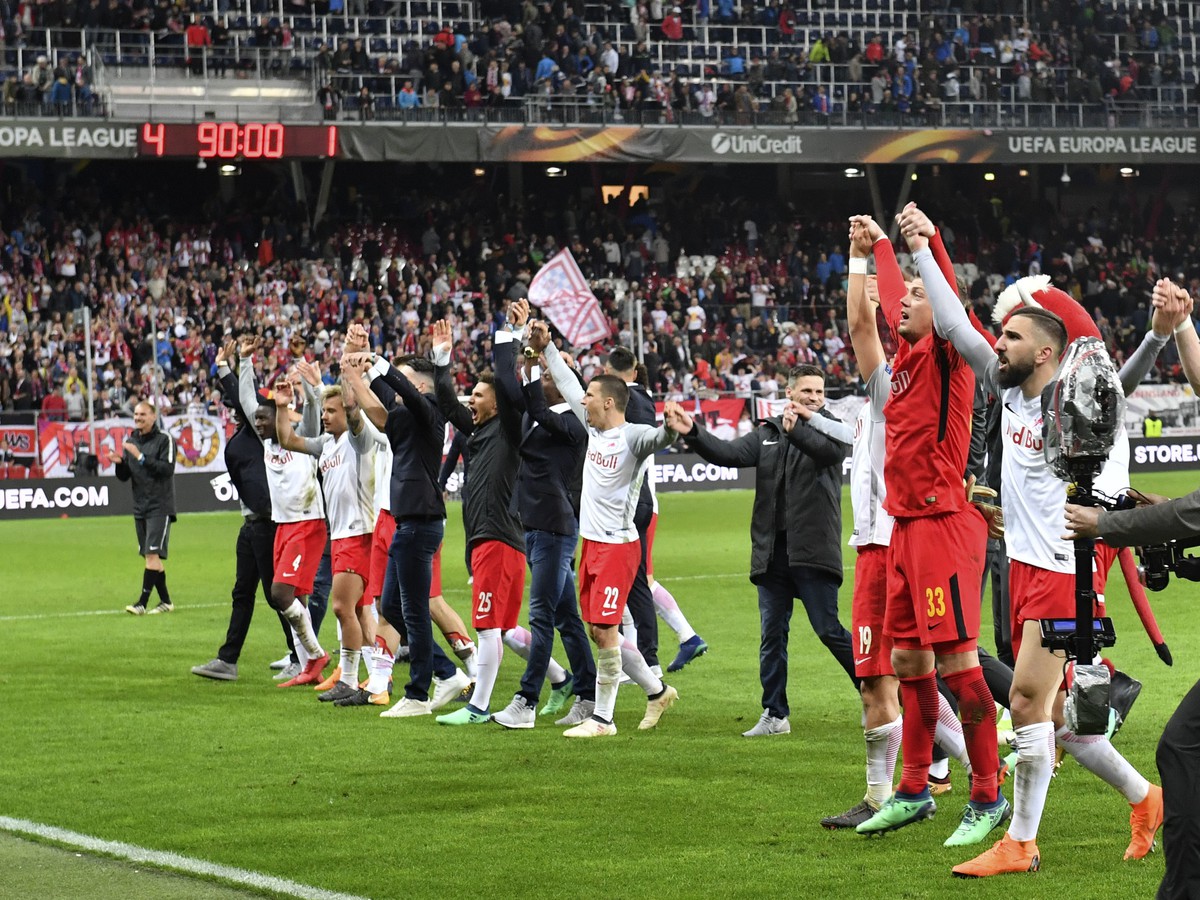 Hráči Red Bull Salzburg oslavujú postup do semifinále Európskej ligy