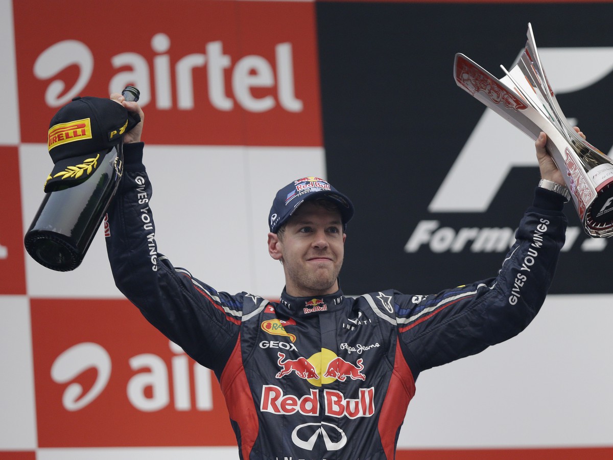 Sebastian Vettel na stupni víťazov po VC Indie