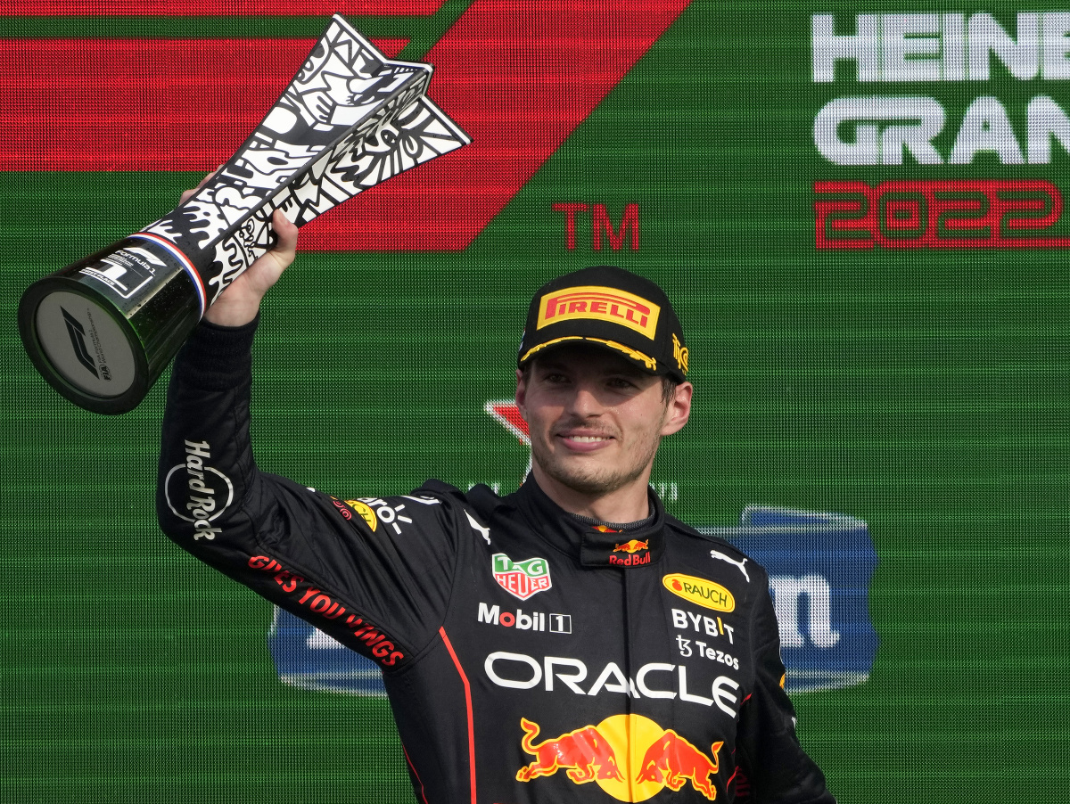 Max Verstappen z tímu Red Bull oslavuje víťazstvo na Veľkej cene Holandska