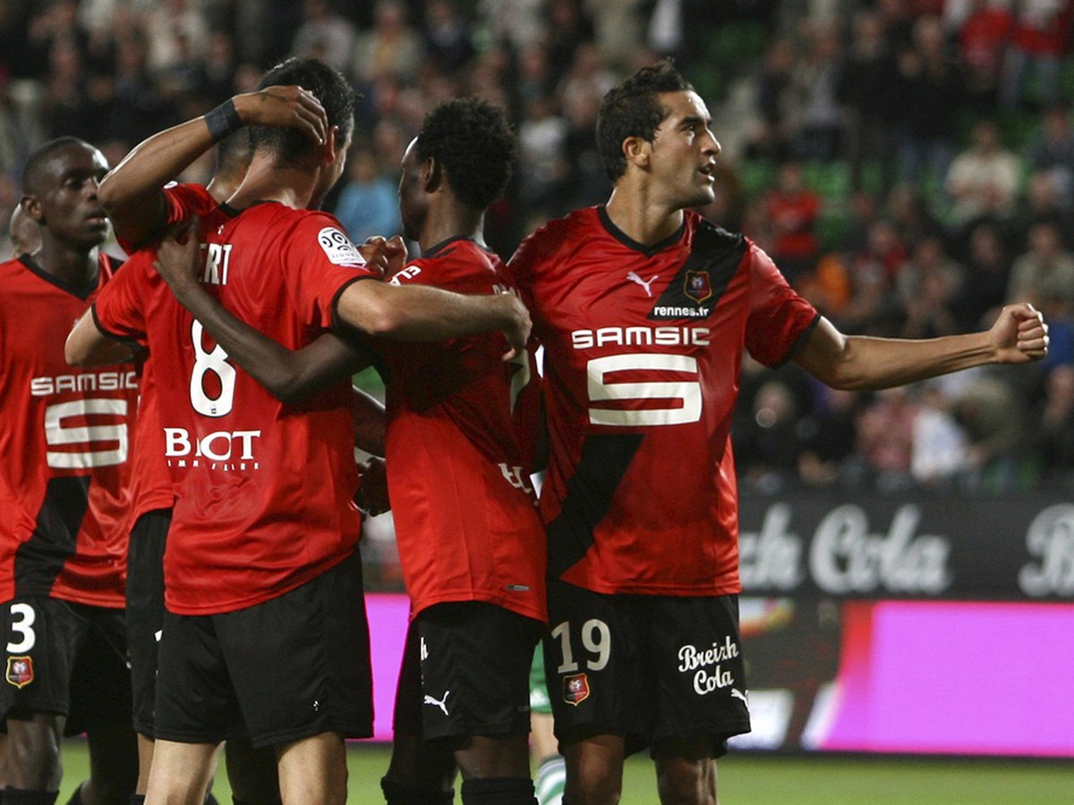 Gólová radosť hráčov Rennes v ligovom dueli proti Saint Etienne po presnom zásahu Youssoufa Hadjiho (25.9.)