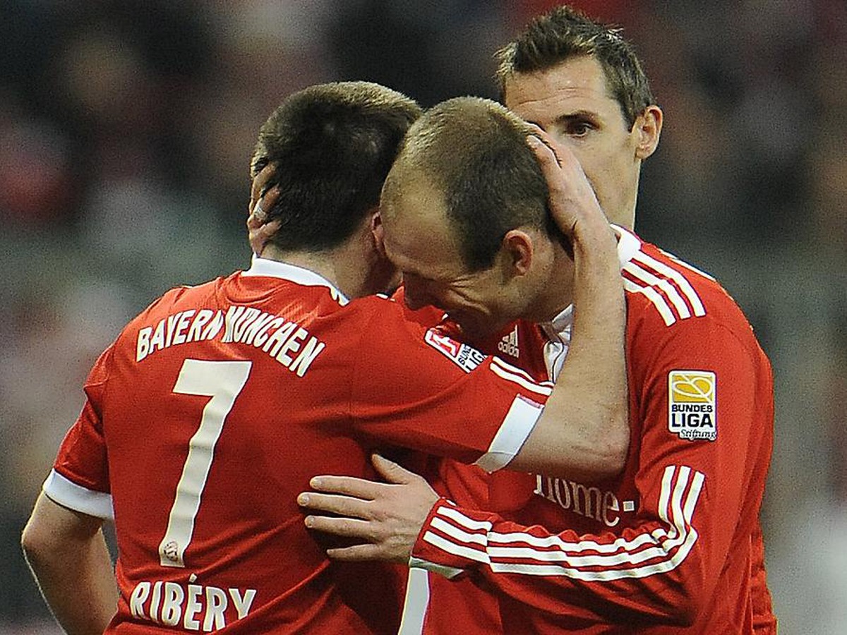 Štastný strelec Ribéry so poluhráčom Robbenom