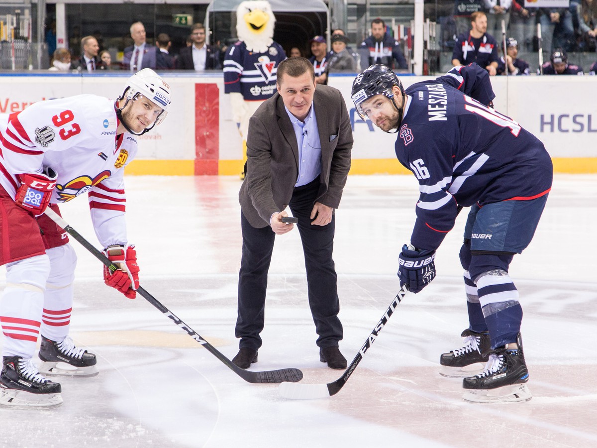 Zľava: Peter Regin z Jokerit Helsinki, bývalý slovenský hokejový útočník Richard Kapuš a Andrej Meszároš z HC Slovan Bratislava
