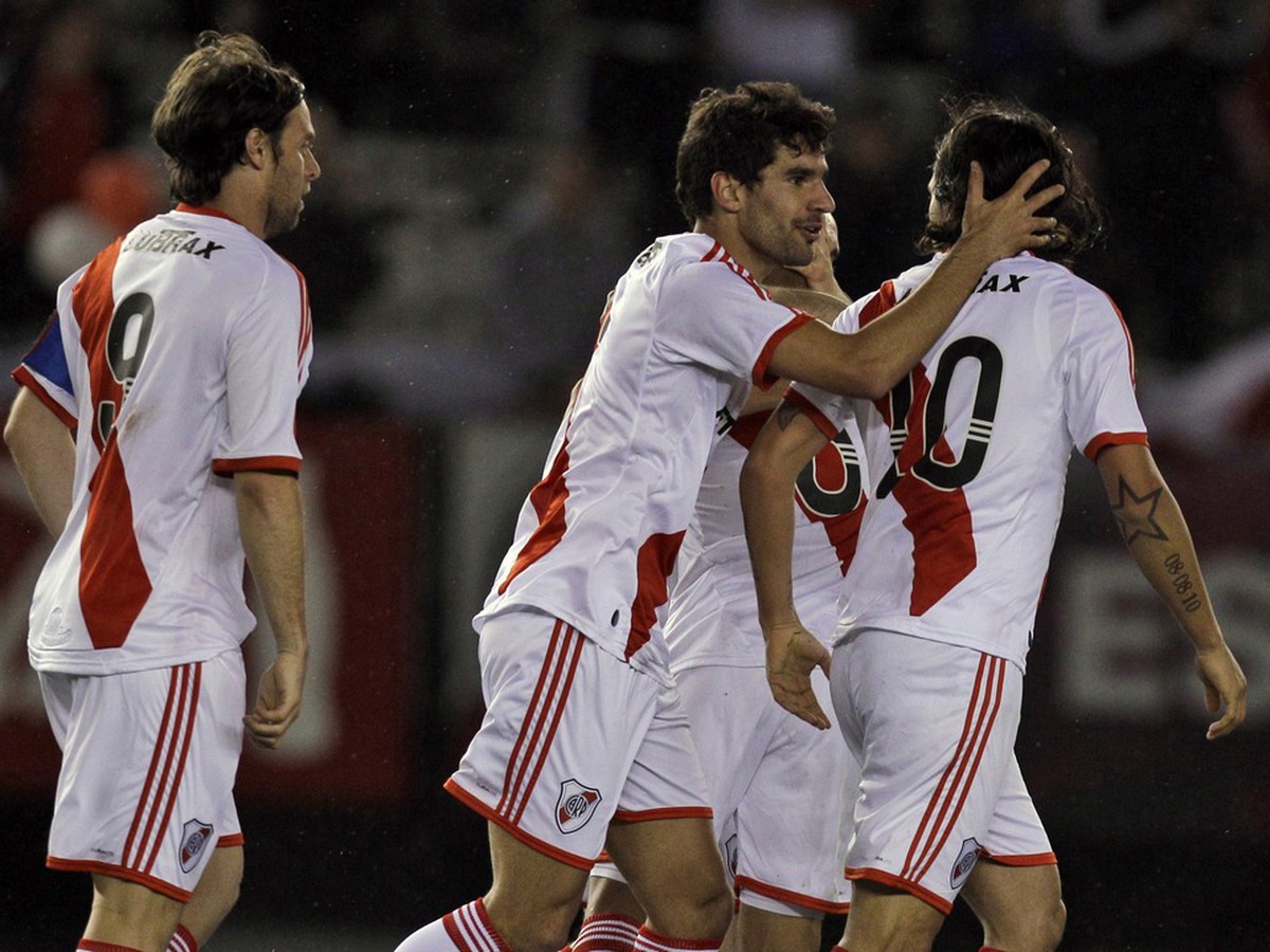 Gólová radosť hráčov River Plate po presnom zásahu Juana Diaza (druhý zľava) do siete Chacarita (16.8.)