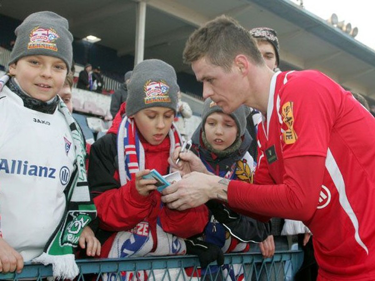 Róbert Jež rozdával prvé autogramy