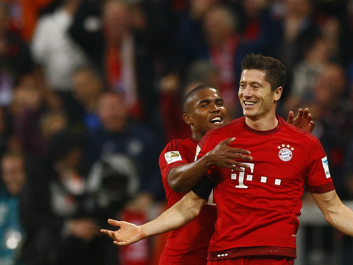 Robert Lewandowski a Douglas Costa oslavujú gól Bayernu