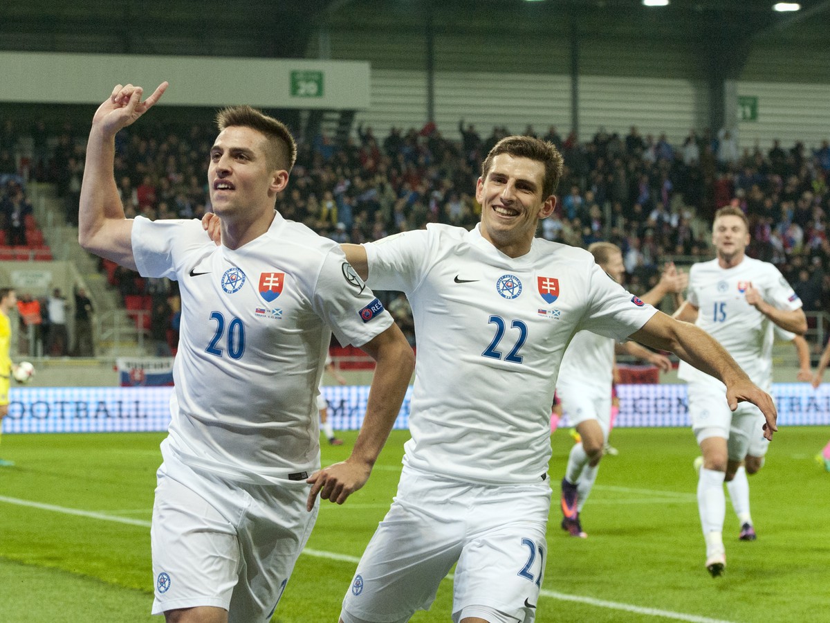 Róbert Mak (Slovensko) sa raduje po strelení úvodného gólu so spoluhráčom Jakubom Holúbekom 