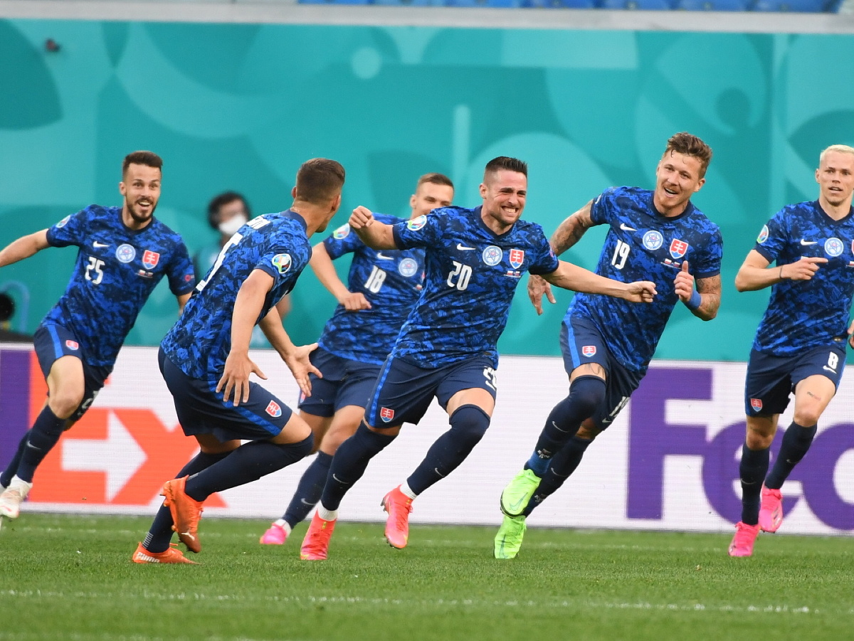 Slovenskí futbalisti oslavujú gól v sieti Poľska