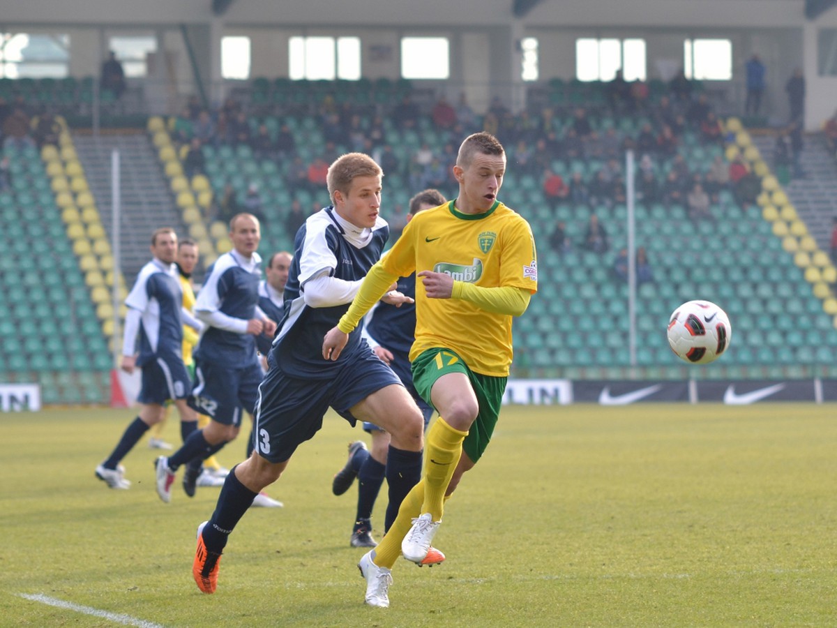 Róbert Pich v súboji s Lukášom Beňom 