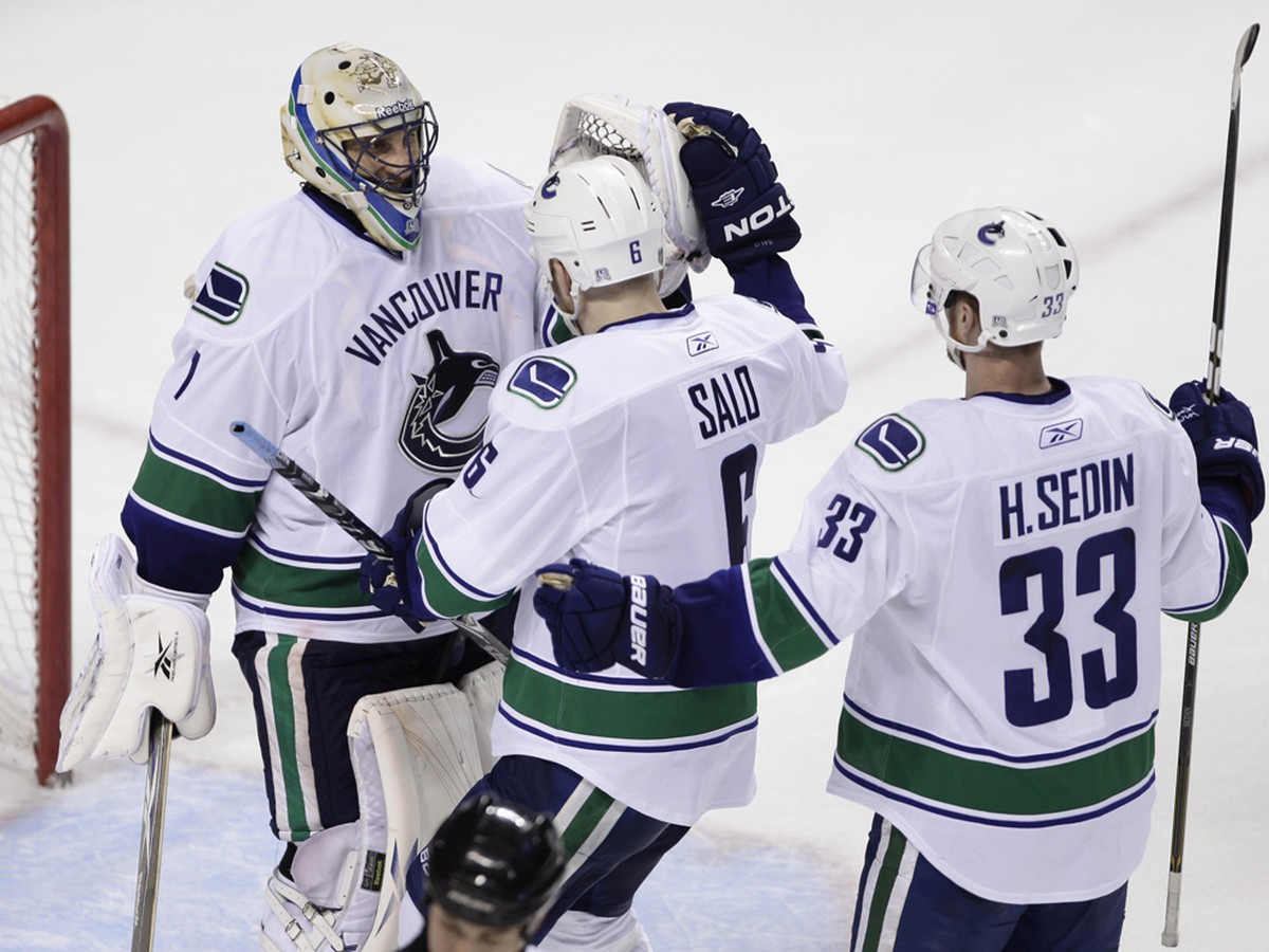 Roberto Luongo, Sami Salo a Henrik Sedin oslavujú výhru