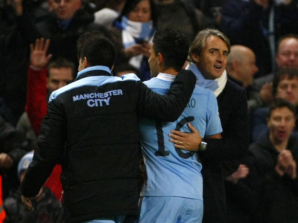Roberto Mancini gratuluje svojim zverencom