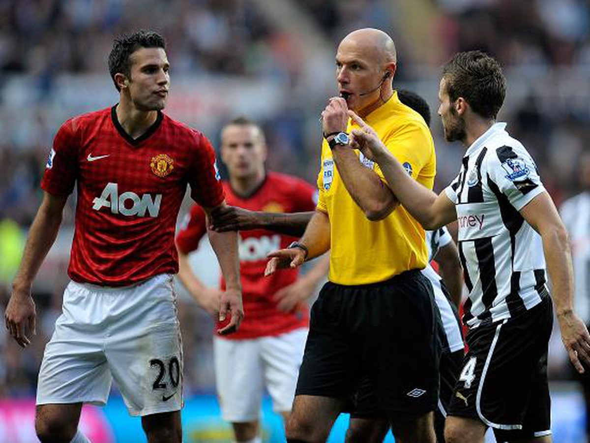 Robin van Persie v hádke s Yohanom Cabayem