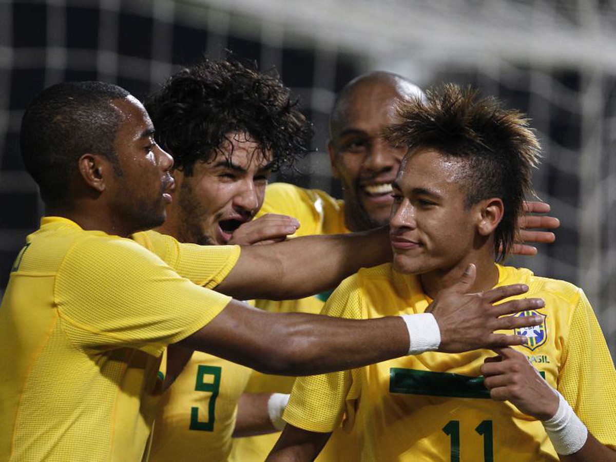 Brazílčania Robinho, Pato, Maicon a Neymar sa tešia z gólu