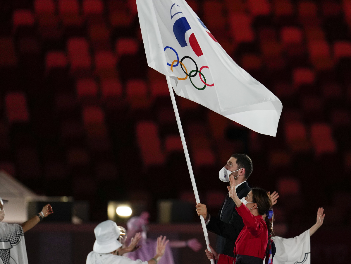 Športovci z Ruského olympijského výboru počas otváracieho ceremoniálu OH v Tokiu