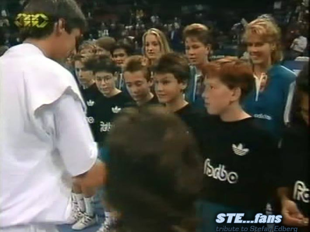 Roger Federer preberá od Michaela Sticha na ceremoniáli v Bazileji (1993) pamätnú medailu
