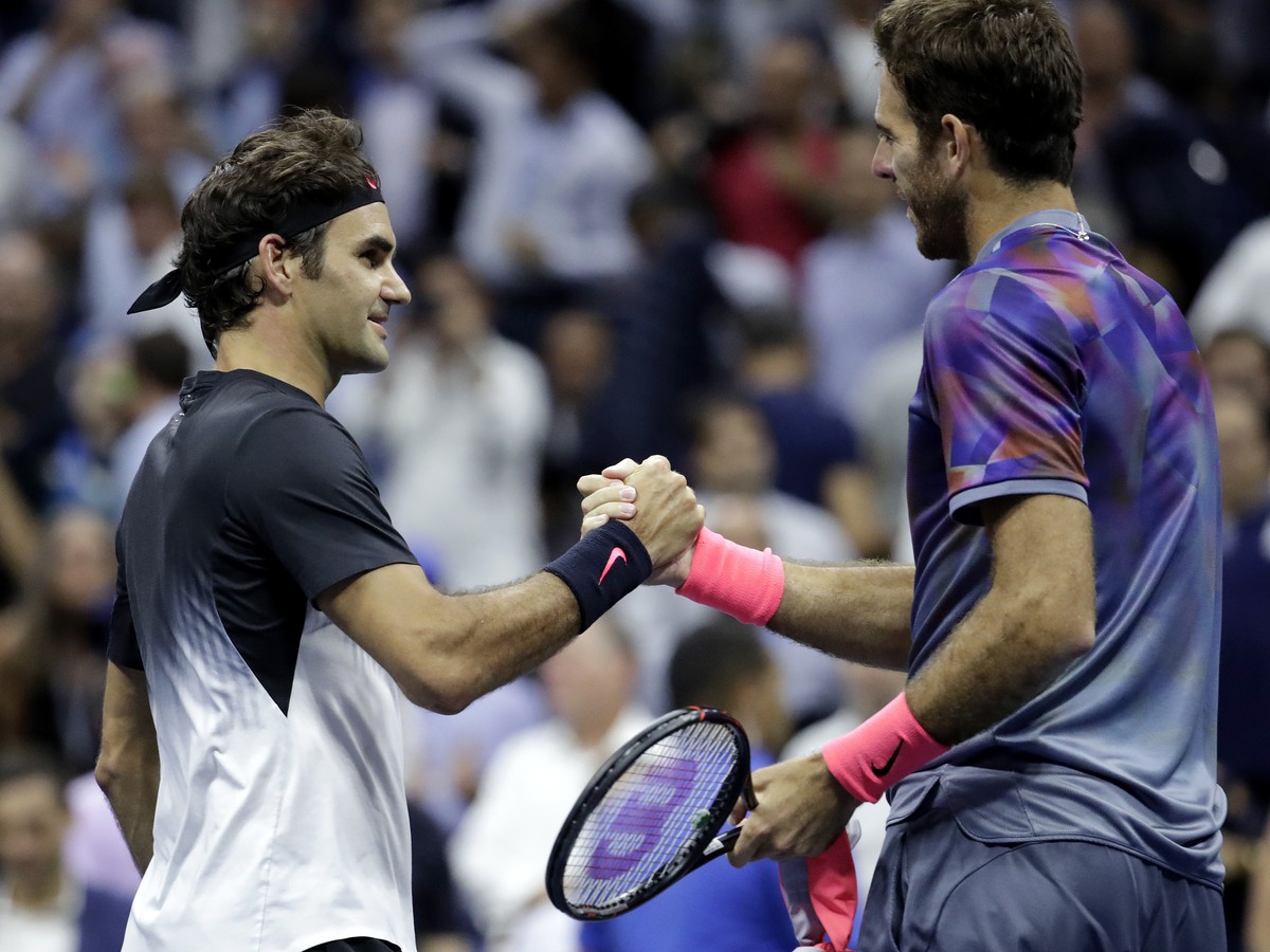 Juan Martín Del Potro si podáva ruku s Rogerom Federerom