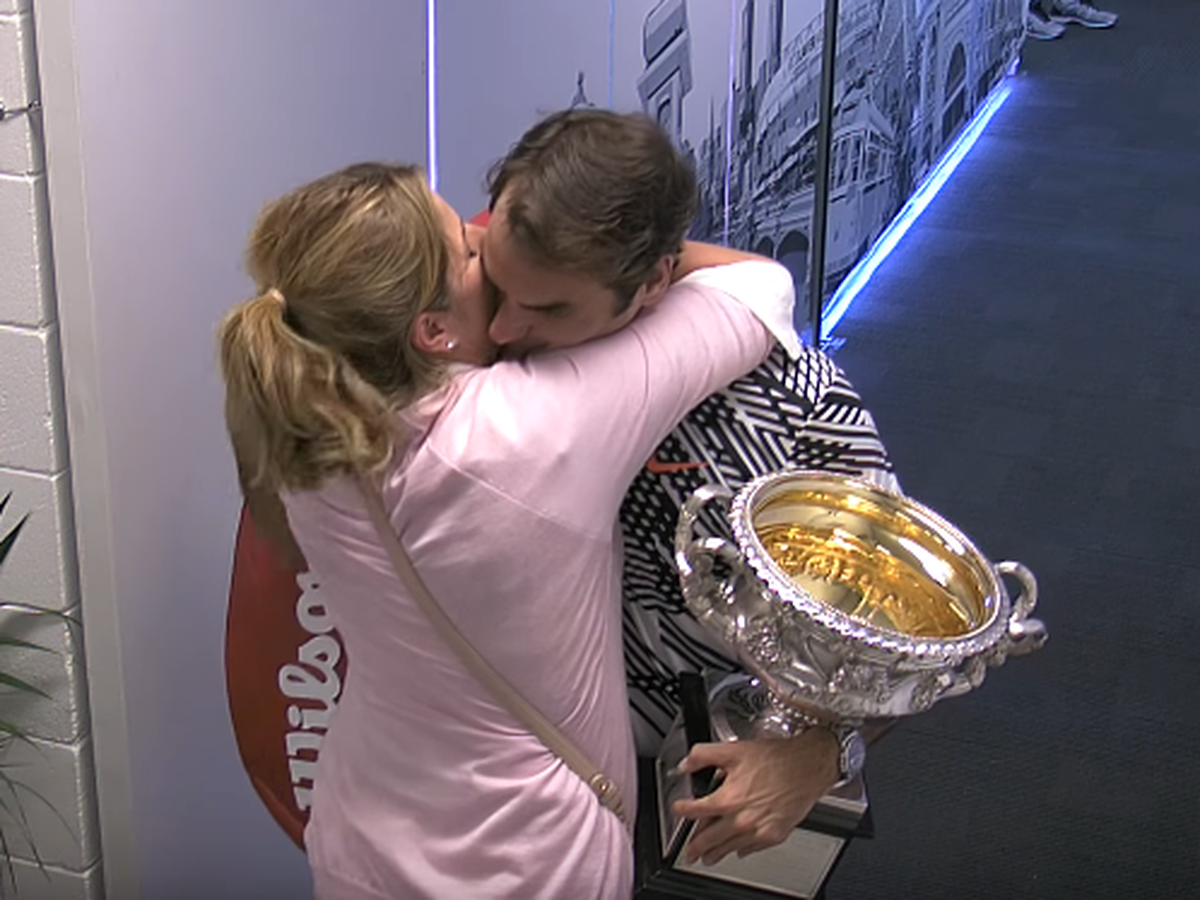 Roger Federer s manželkou Mirkou v silnom objatí