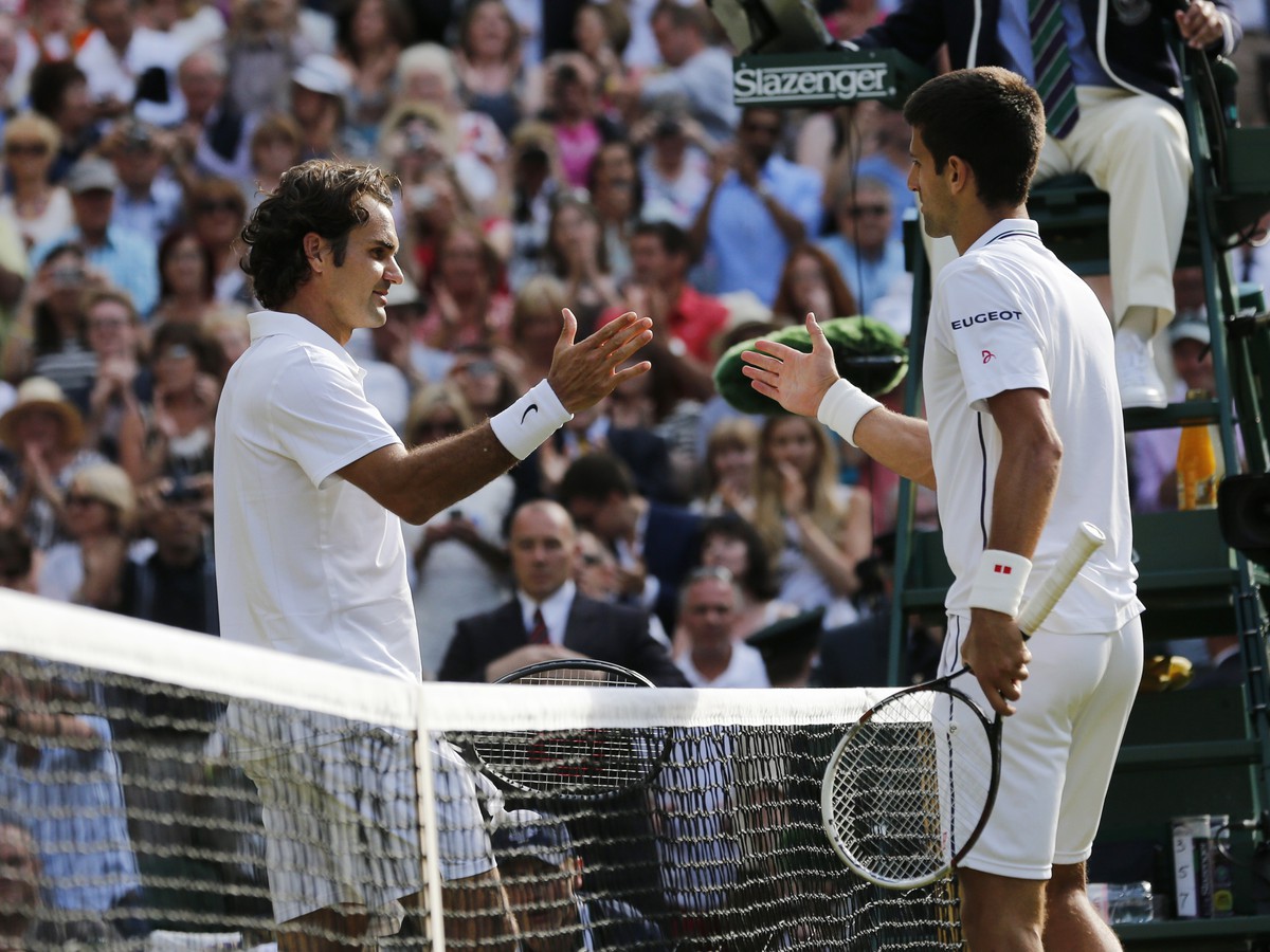 Roger Federer podáva ruku svojmu premožiteľovi - Novakovi Djokovičovi