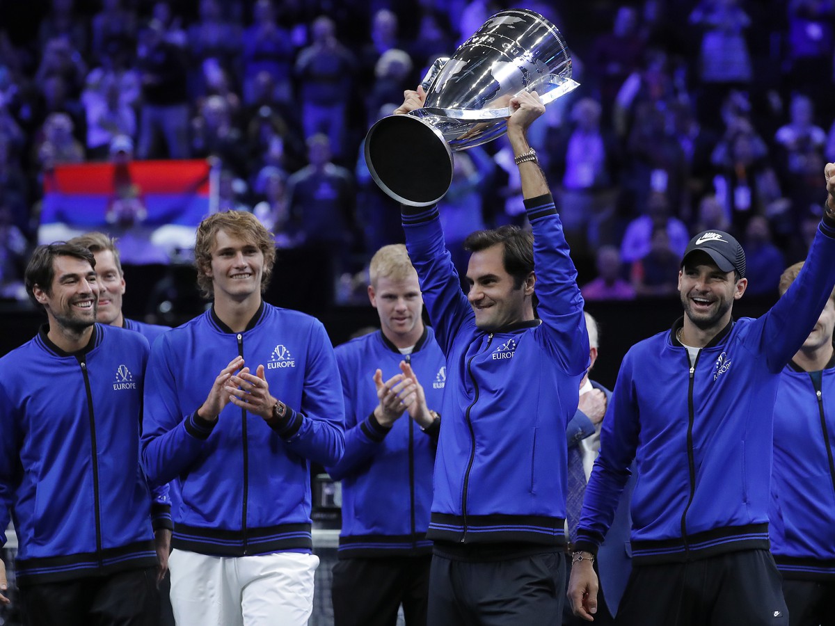 Roger Federer z výberu Európy dvíha nad hlavu trofej po triumfe na druhom ročníku Lavera Cupu v Chicagu