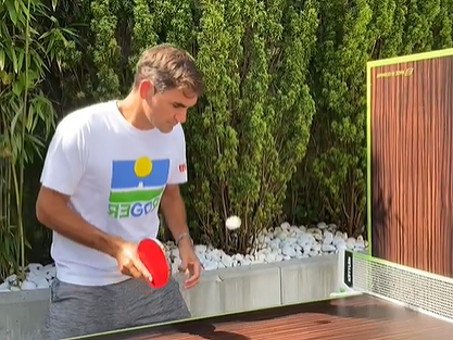 Roger Federer to vie aj s pingpongovou raketou