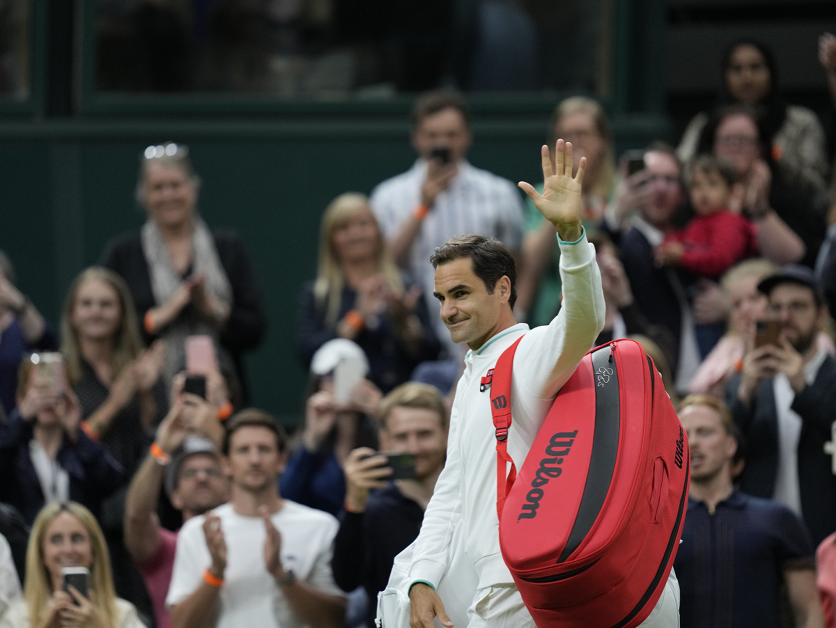 Roger Federer opúšťa kurt po víťazstve