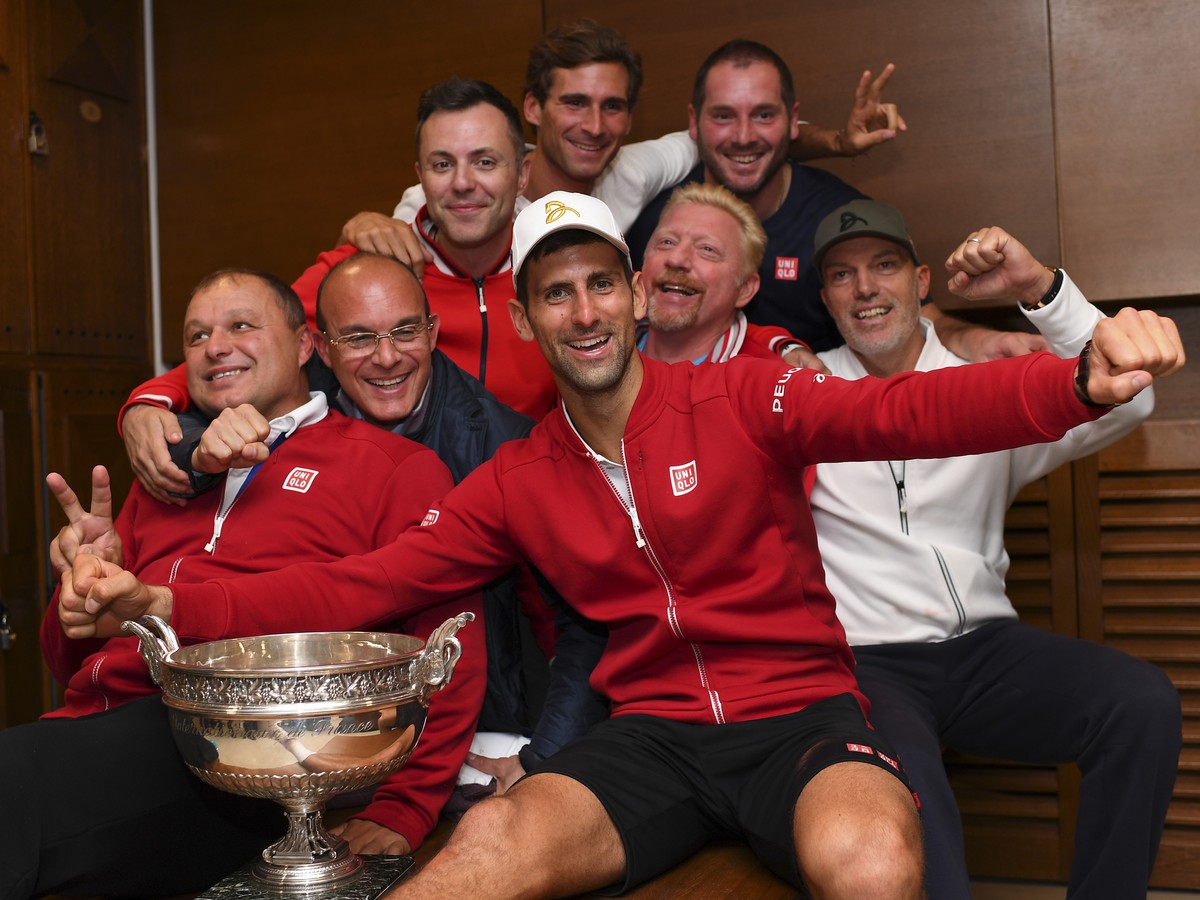Novak Djokovič oslavuje triumf na Roland Garros