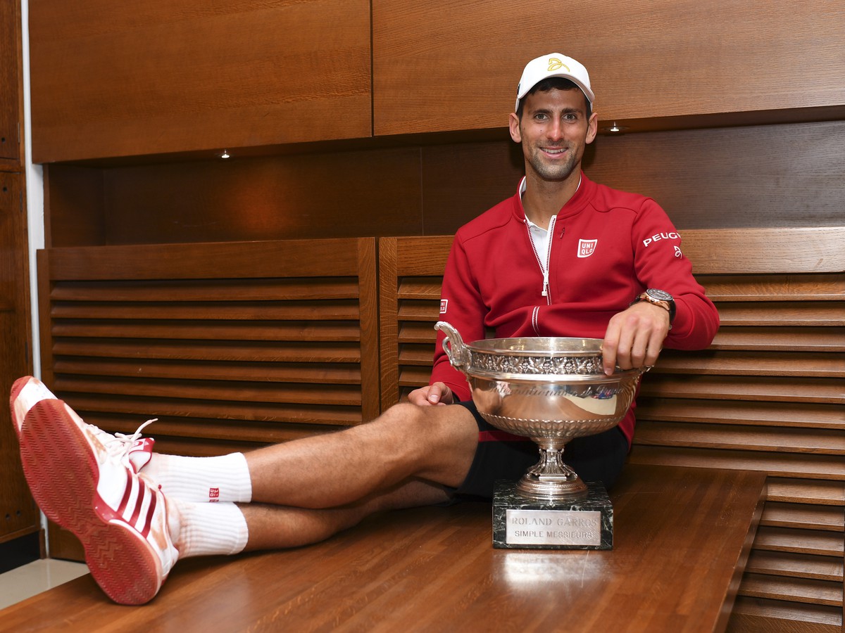 Novak Djokovič oslavuje triumf na Roland Garros