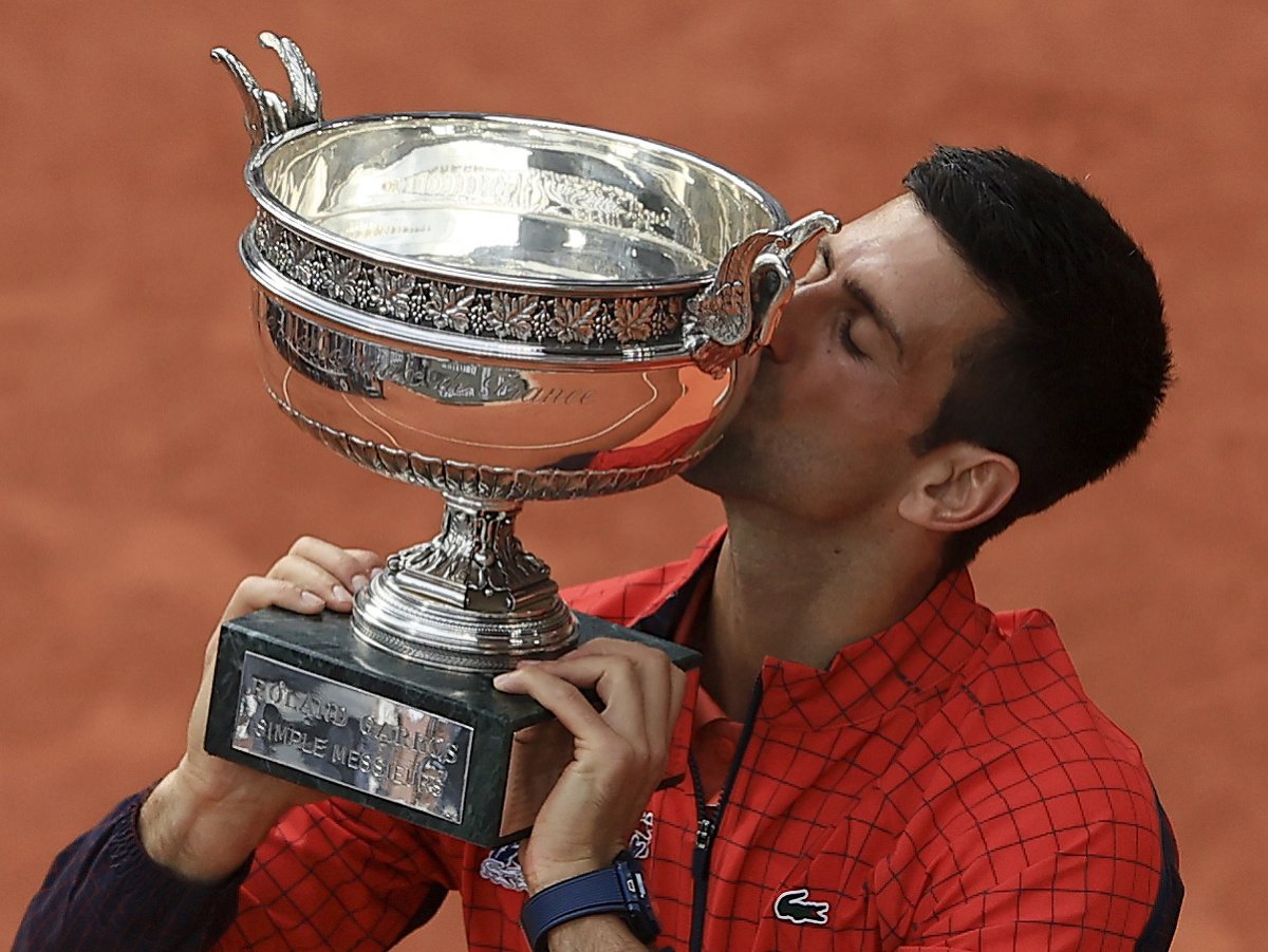Novak Djokovič s trofejou pre víťaza Roland Garros