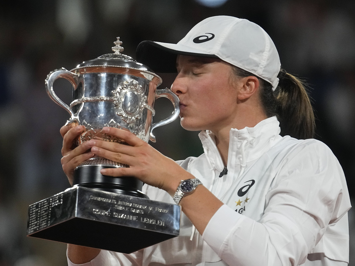 Iga Swiateková s víťaznou trofejou po výhre vo finálovom súboji grandslamového turnaja Roland Garros