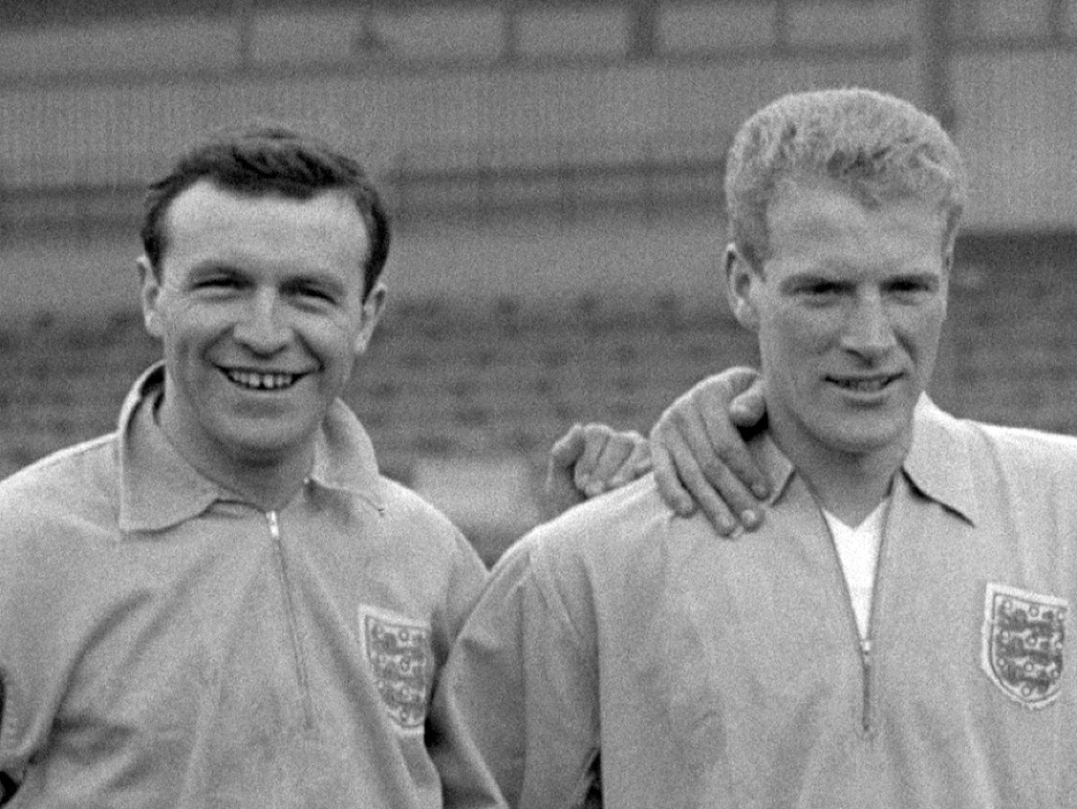 Ron Flowers (vpravo) bol členom víťaznej anglickej futbalovej reprezentácie z MS 1966