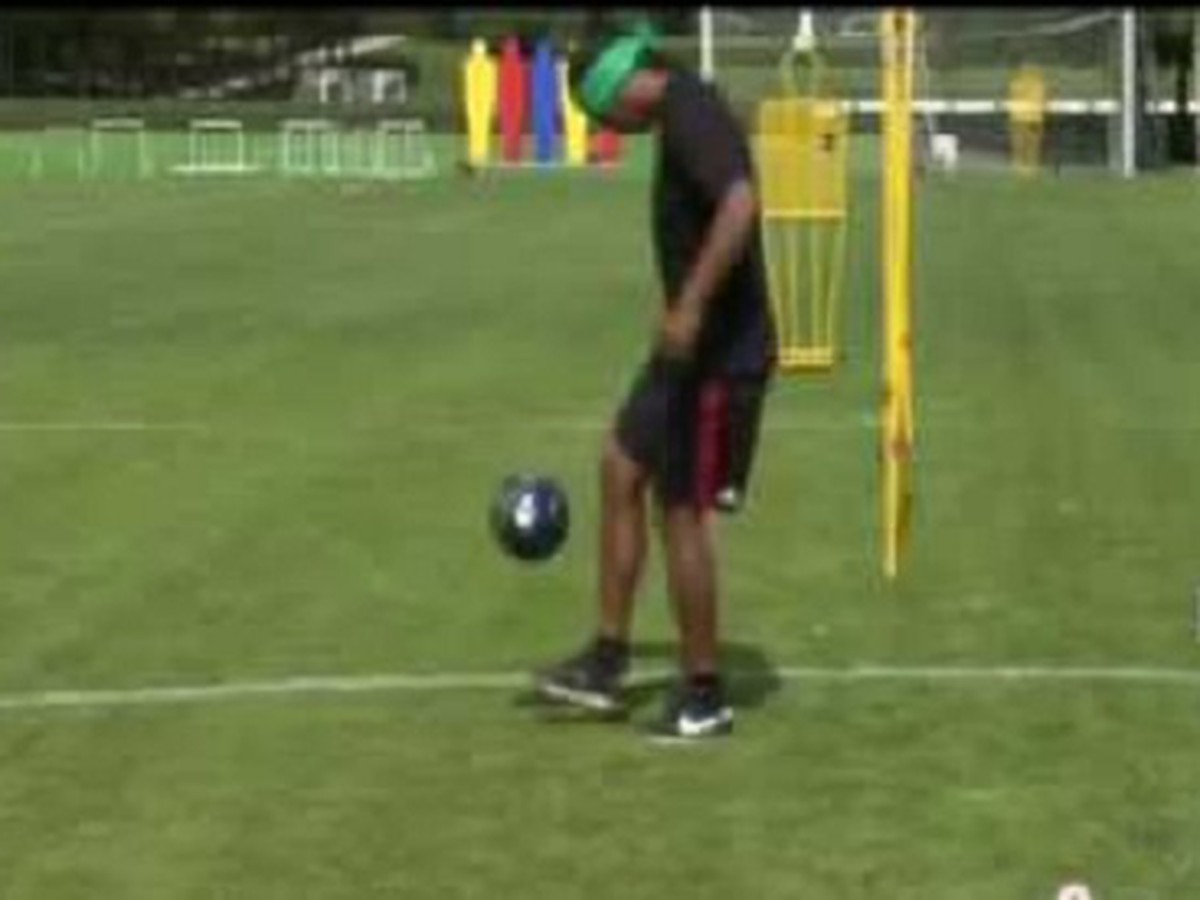 Ronaldinho ukázal, že ani žonglovanie naslepo mu nerobí väčšie problémy