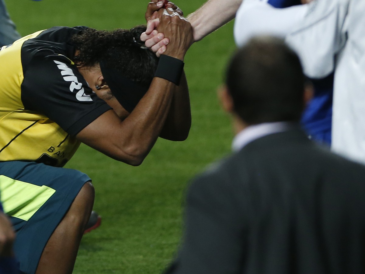 Ronaldinho si kľakol pred Messiho